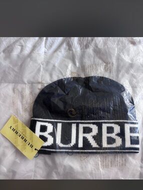 Burberry unisex adult black and White Logo Knit Hat